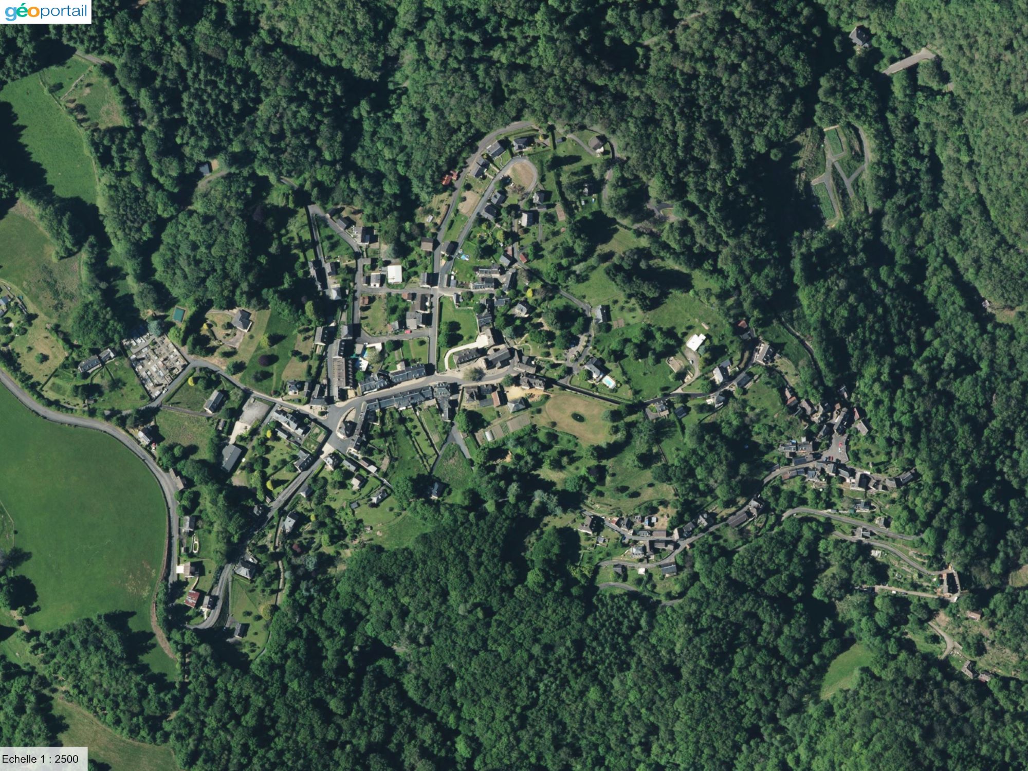 Photo aérienne de la commune de la roche-canillac prise sur le site géoportail